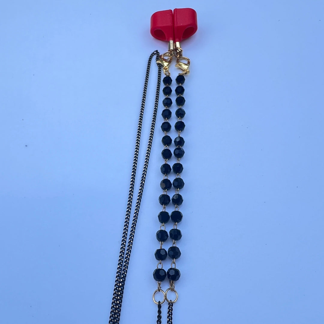 Red Vibe Strap Halterung mit tiefschwarzer Gliederkette – Dark Muse von TREND Kollektiv, stylisches In-Ear-Accessoire