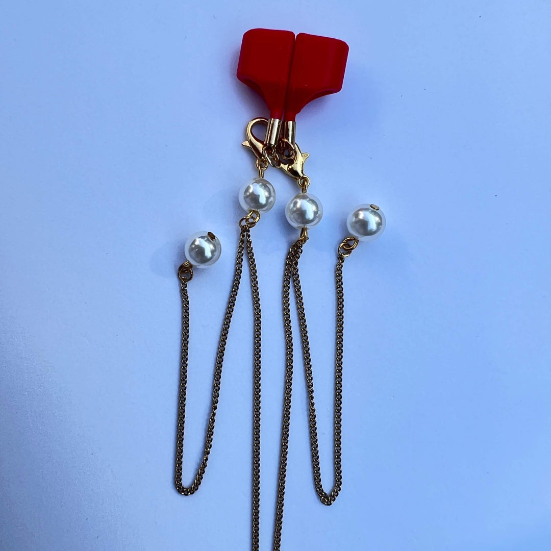 Red Vibe Strap Halterung mit goldener Kette und weißen Perlenanhängern – Golden Pearl Flow von TREND Kollektiv, stylisches In-Ear-Accessoire