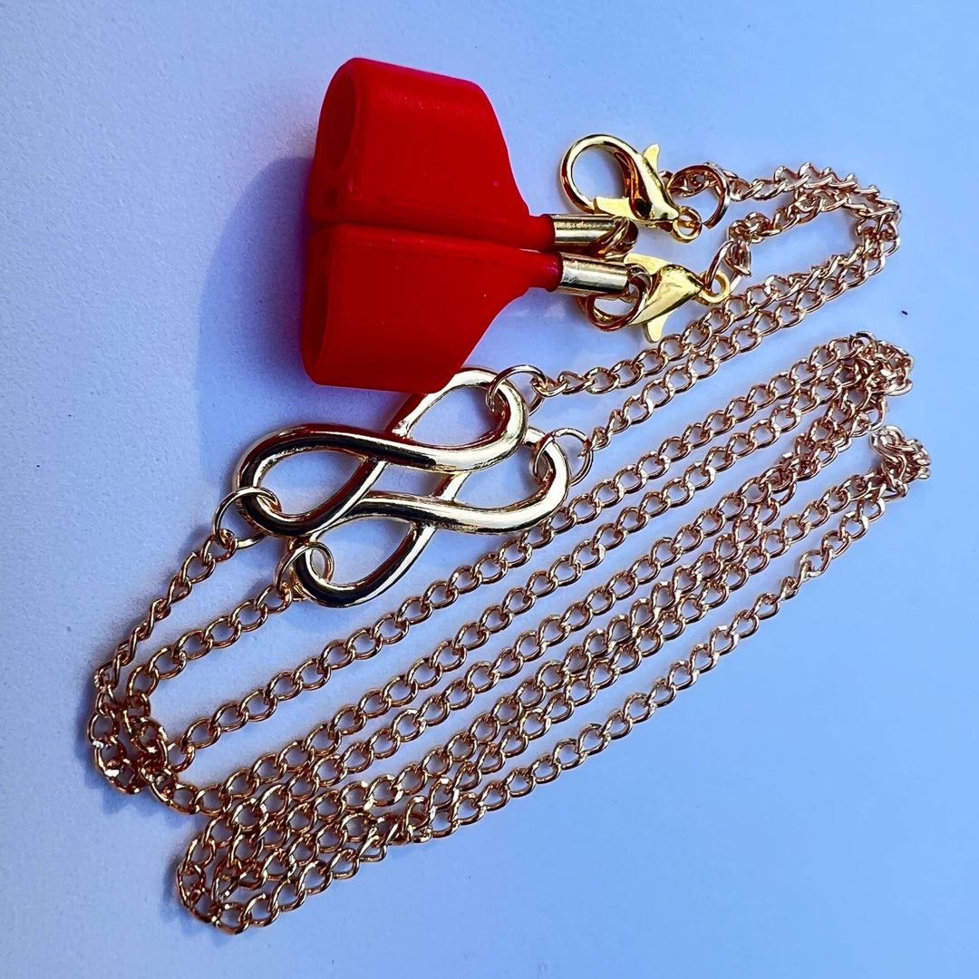 Red Vibe Strap Halterung mit goldener Gliederkette im Infinity-Stil – Infinity Glow von TREND Kollektiv, stylisches In-Ear-Accessoire