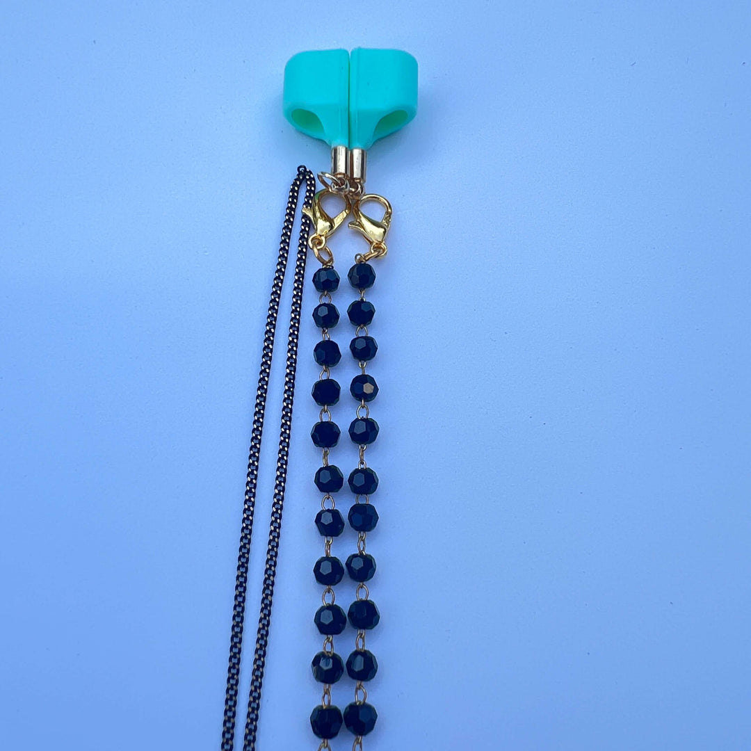 Turquoise Vibe Strap Halterung mit tiefschwarzer Gliederkette – Black Muse von TREND Kollektiv, stylisches In-Ear-Accessoire