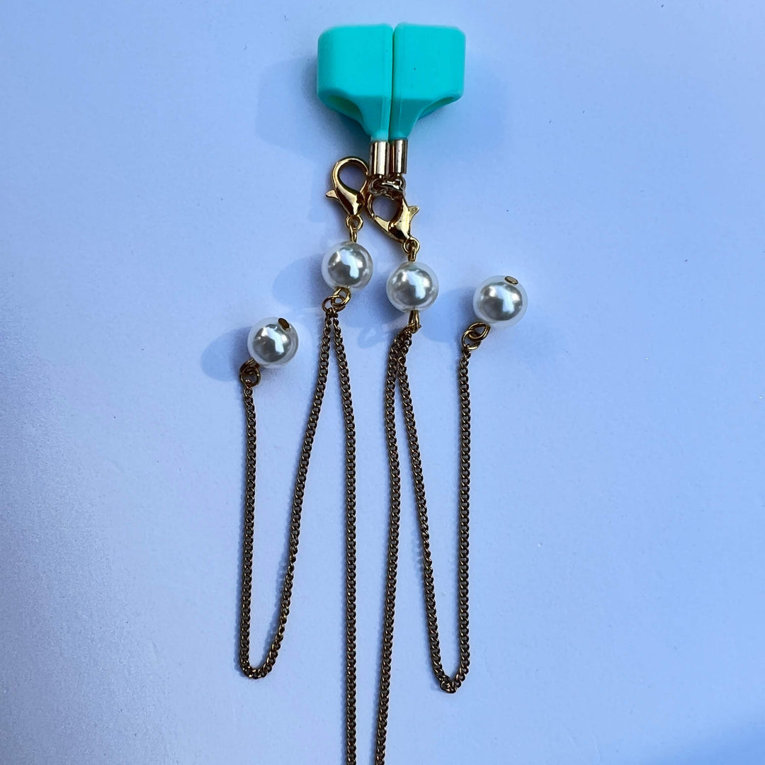Turquoise Vibe Strap Halterung mit goldener Kette und weißen Perlenanhängern – Golden Pearl Flow von TREND Kollektiv, stylisches In-Ear-Accessoire