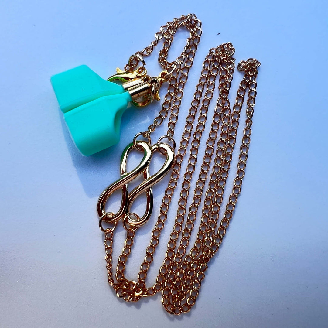 Turquoise Vibe Strap Halterung mit goldener Gliederkette im Infinity-Stil – Infinity Glow von TREND Kollektiv, stylisches In-Ear-Accessoire