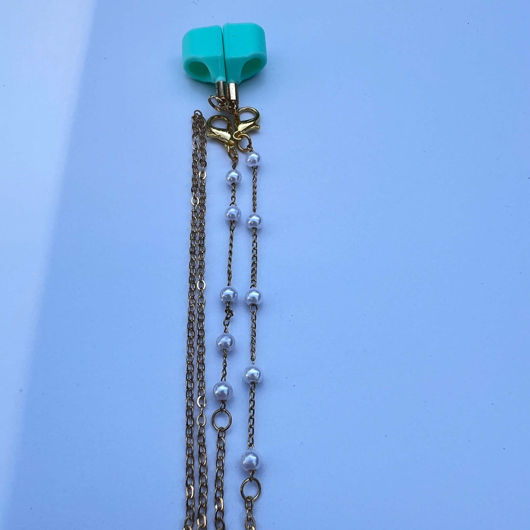 Turquoise Vibe Strap Halterung mit geschwungener Kette – Soft Pear Wave von TREND Kollektiv, stylisches In-Ear-Accessoire