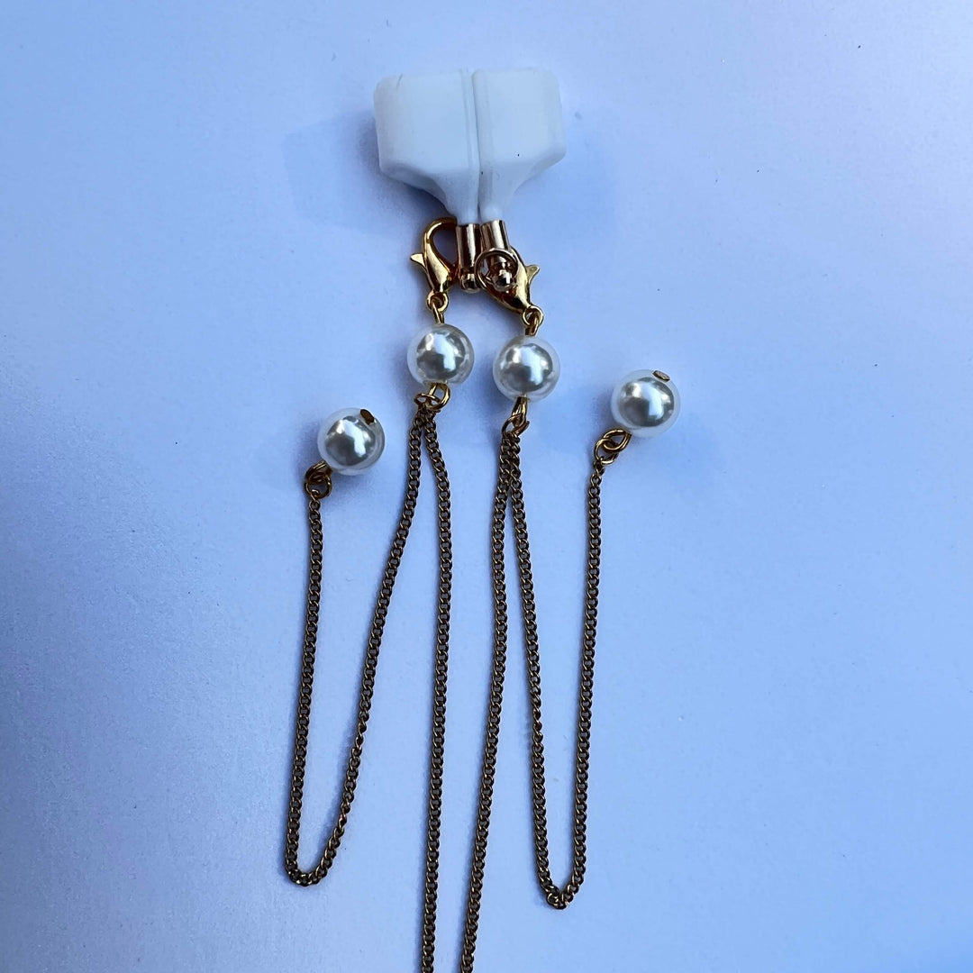 White Vibe Strap Halterung mit goldener Kette und weißen Perlenanhängern – Golden Pearl Flow von TREND Kollektiv, stylisches In-Ear-Accessoire