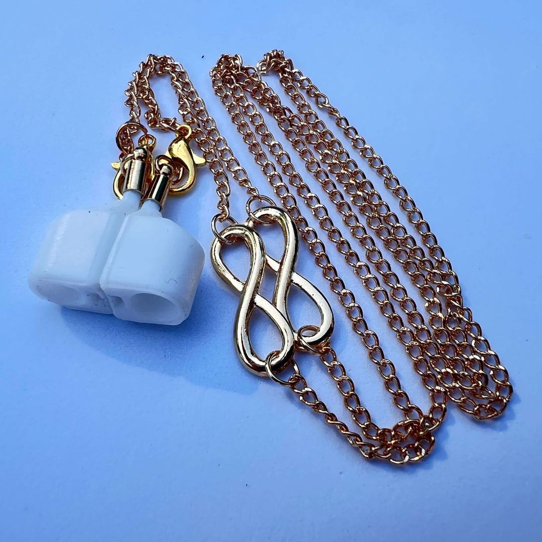 White Vibe Strap Halterung mit goldener Gliederkette im Infinity-Stil – Infinity Glow von TREND Kollektiv, stylisches In-Ear-Accessoire