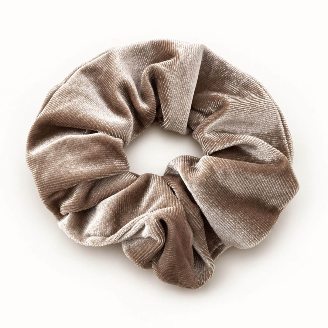 Großes VELVET VOLUME Scrunchie aus braungrauen Samt in Greige von TREND Kollektiv