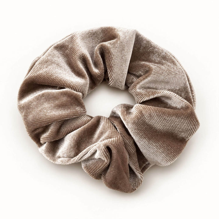 Großes VELVET VOLUME Scrunchie aus braungrauen Samt in Greige von TREND Kollektiv