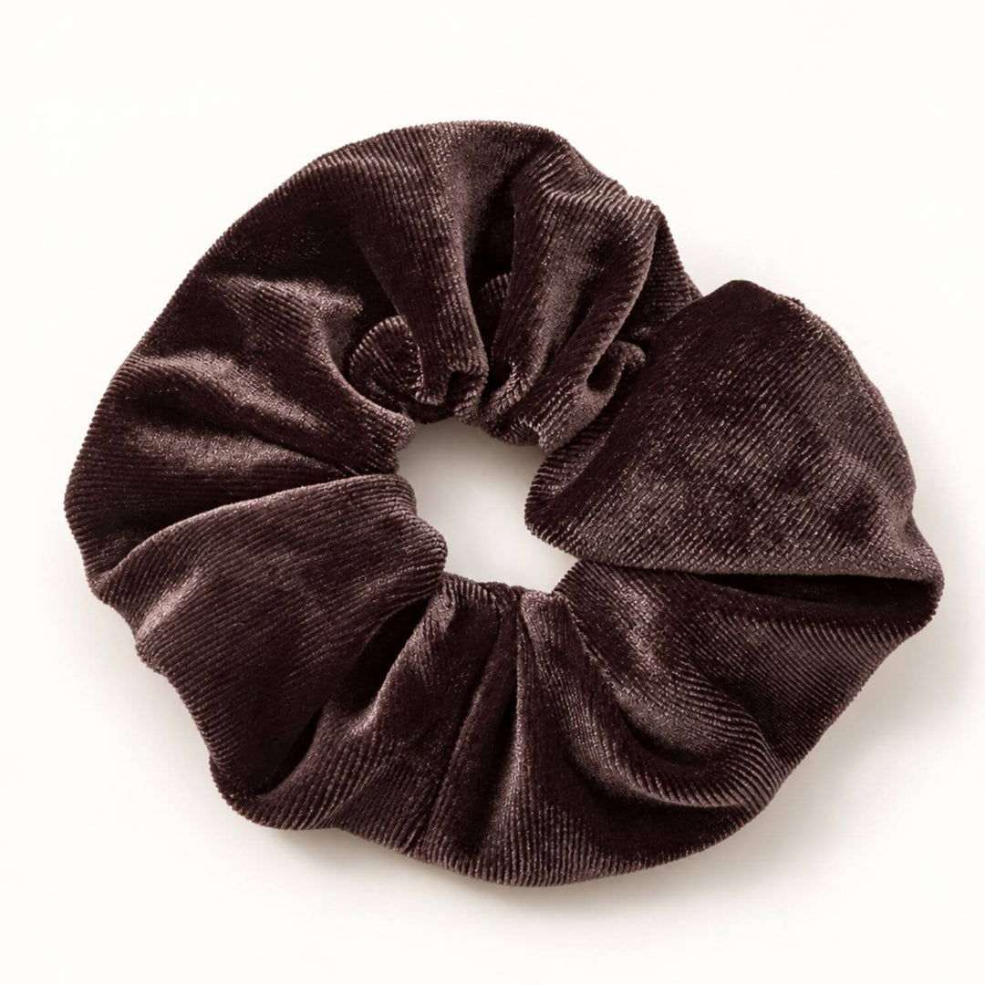 Großes VELVET VOLUME Scrunchie aus dunkelbraunem Samt in Mocha von TREND Kollektiv
