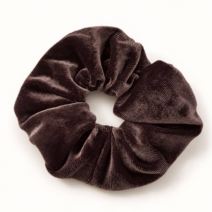 Großes VELVET VOLUME Scrunchie aus dunkelbraunem Samt in Mocha von TREND Kollektiv