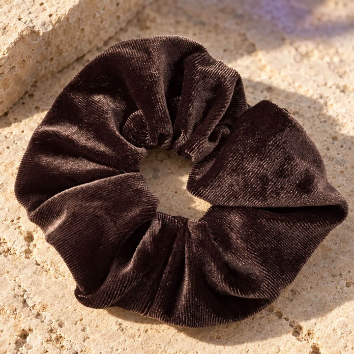 VELVET VOLUME Scrunchies in warmen neutralen Farben im modernen Styling – AI-GENERATED