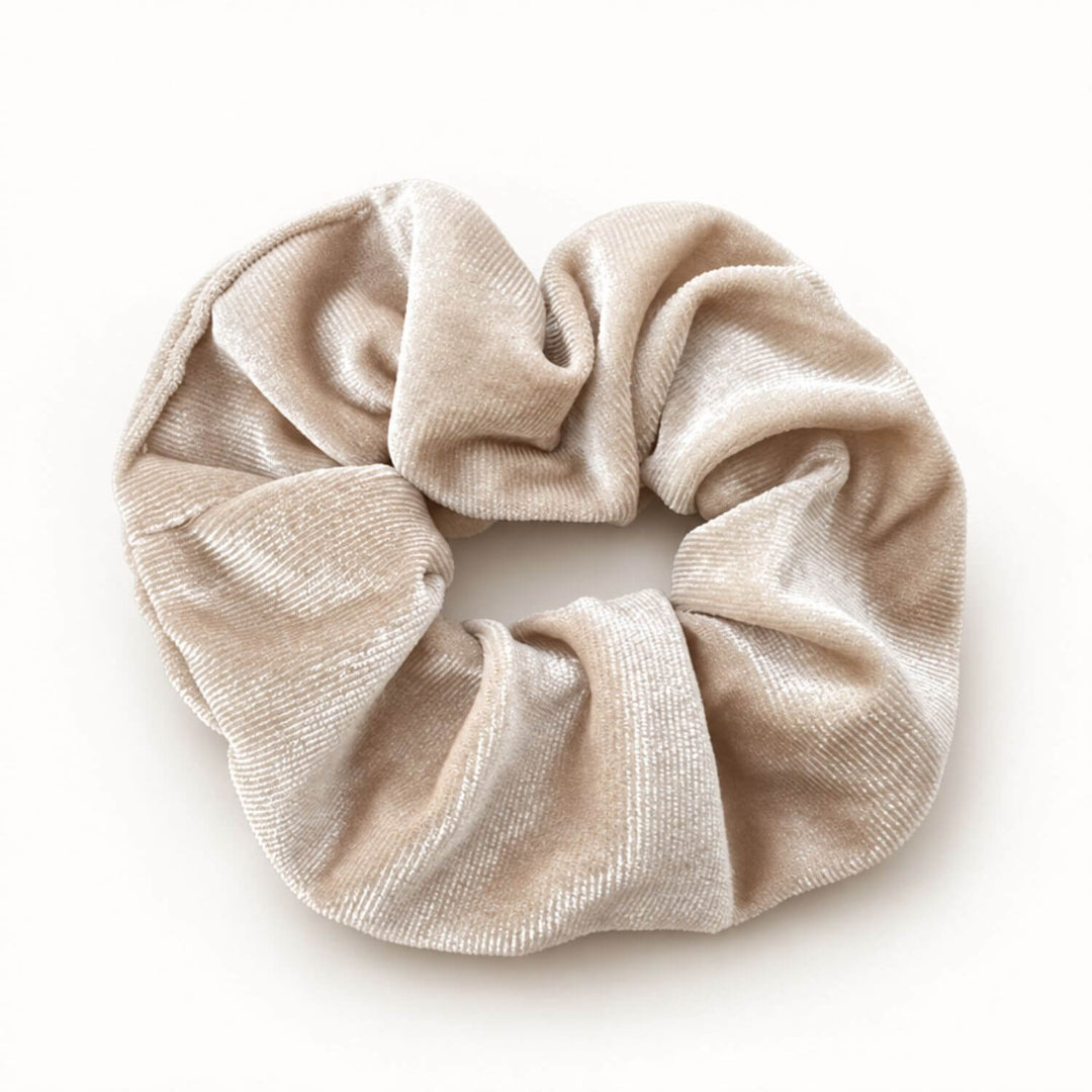 Großes VELVET VOLUME Scrunchie aus beigefarbenem Samt in Soft Sand von TREND Kollektiv