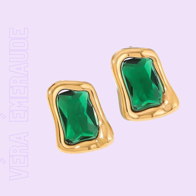 Smaragdgrüne Ohrstecker mit organischer Goldfassung – Modell VÉRA Émeraude von TREND Kollektiv