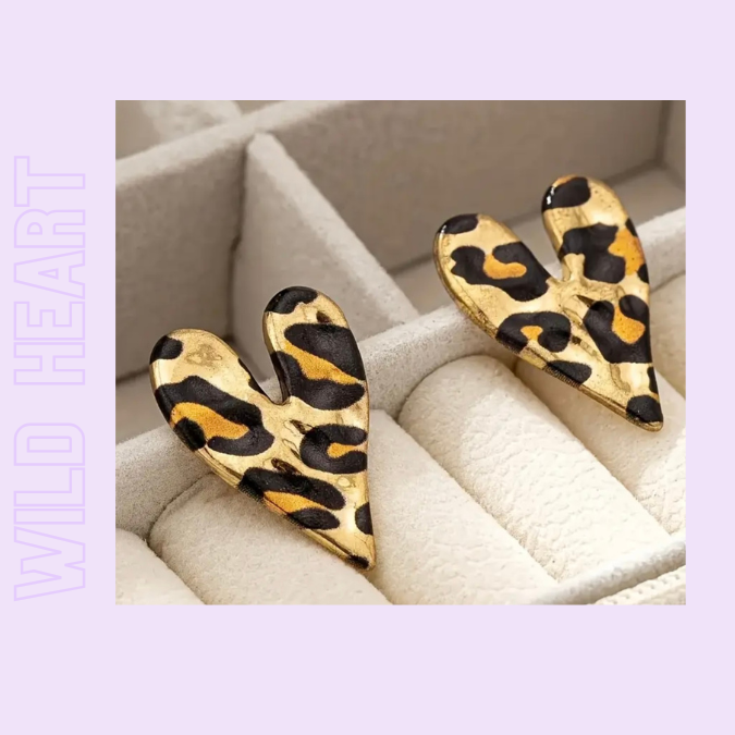 Vergoldete Herz-Ohrstecker mit Leopardenmuster – stylisch, modern und ein echter Hingucker von TREND Kollektiv.